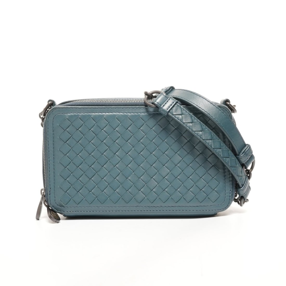 Bottega Veneta Intrecciato Camera Bag Trunk Leather Shoulder Blue WS26114: --- Catalog ---Category: SizeSize (HxWxD): 11cm x 19cm x 6cm / 4.33'' x 7.48'' x 2.36''Strap Length: 120cm / 47.24''Category: DesignType: Shoulder bagColor: BlueGender: WomenMaterial: Leather Category