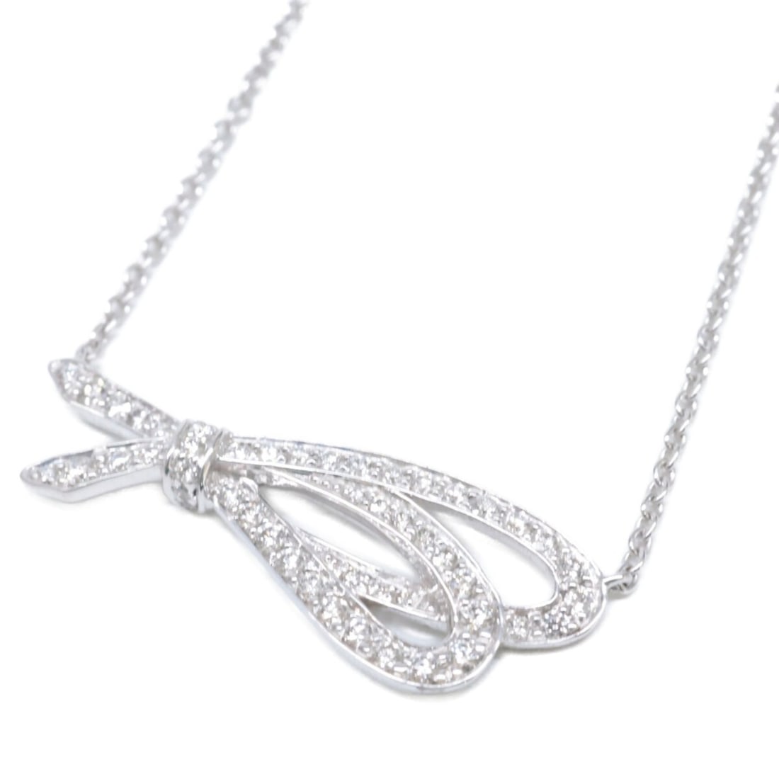 TIFFANY & Co. Tiffany 750 Diamond Bow Ribbon Necklace in White Gold for Women: --- Catalog ---Category: SizePendant Size: 9mm x 24mm / 0.35'' x 0.94''Neck Circumference: 40.5 cm / 15.94''Category: DesignStone: DiamondGender: WomenMaterial: White gold (18K)Necklace Type: Necklace