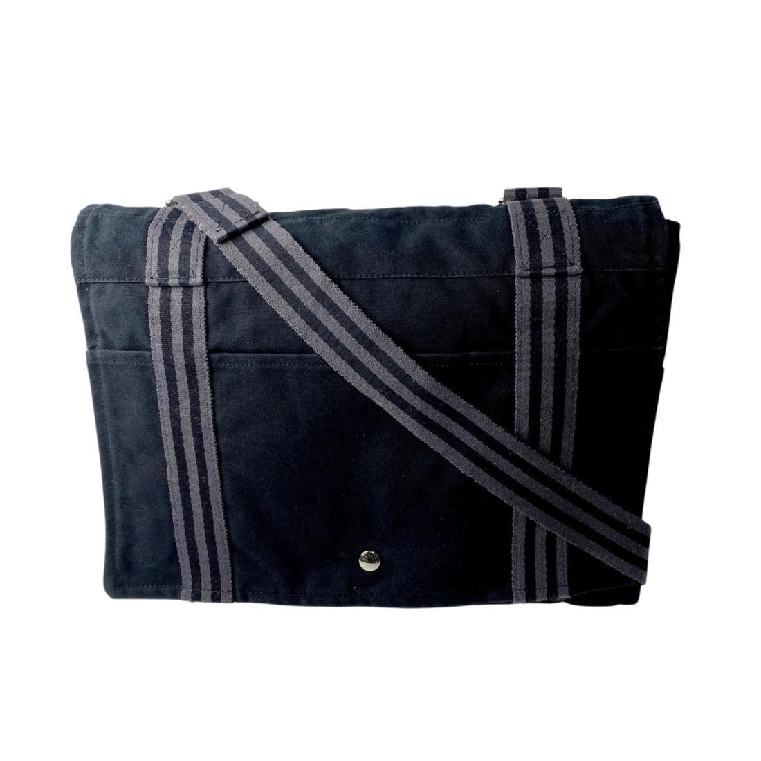 Like new Hermès Twilly Seraphet Scarf/Muffler, Silk, Gray and Navy, 0332HERMES: --- Catalog ---Category: SizeSize (LxW): 86cm x 5cm / 33.85'' x 1.96''Category: DesignType: ScarfColor: Gray, NavyGender: WomenMaterial: Silk Category: GeneralBrand: HermesCountry of Origin: France---