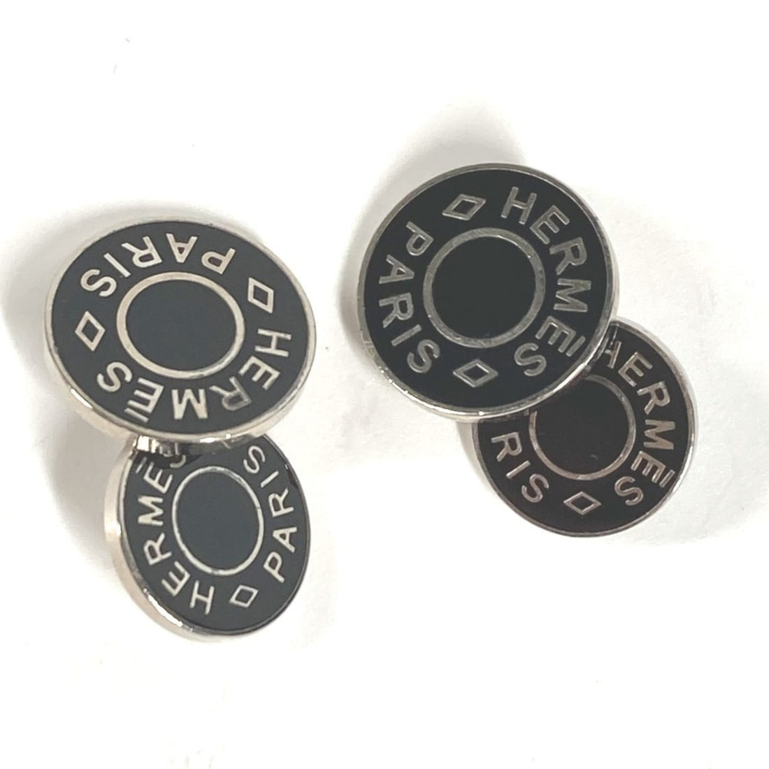 HERMES Serie Logo Accessory Metal Cufflinks Men's Black: --- Catalog ---Category: DesignType: CufflinksColor: Black, SilverGender: MenMaterial: MetalCategory: GeneralLine: SellierBrand: Hermes--- Item List ---Section: ConditionRanking: Rank A Used - A few t