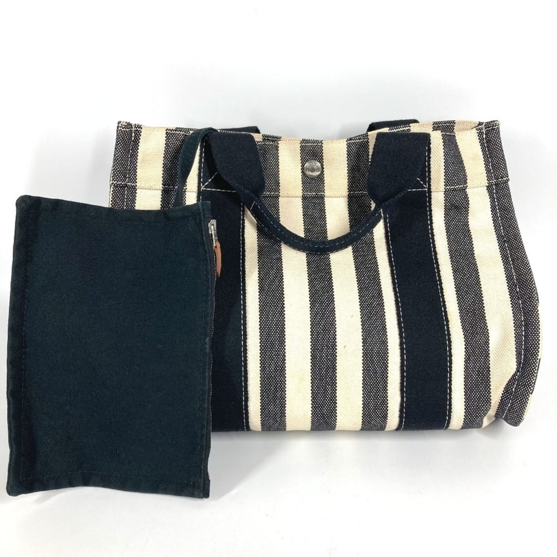 HERMES Cannes PM Border Tote Bag with Pouch, Cotton, Black, for Men and Women: --- Catalog ---Category: SizeSize (HxWxD): 23cm x 33cm x 20.5cm / 9.05'' x 12.99'' x 8.07''Category: DesignType: Handbag, Tote bagColor: Black, WhiteGender: Men,WomenMaterial: Cotton Category: General