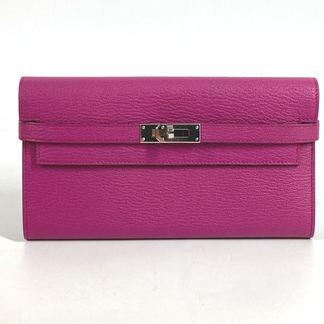 HERMES Kelly Wallet, Long Flap Chevre, Men's/Women's, Rose Purple, Like New: --- Catalog ---Category: SizeSize (HxWxD): 11cm x 20cm / 4.33'' x 7.87''Category: DesignType: Long wallet (bi-fold)Color: Rose PurpleGender: Men,WomenMaterial: Chevre leather Category: GeneralBrand: H
