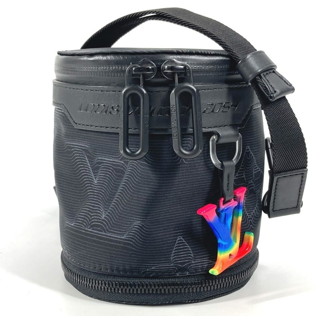 LOUIS VUITTON M45604 Louis Vuitton 2054 Expandable Polochon Bag, Crossbody Pouch, Rainbow Shoulder: --- Catalog ---Category: DesignType: Pouch, Shoulder bagColor: BlackGender: Men,WomenMaterial: Nylon , Leather Category: GeneralMPN: M45604Brand: Louis VuittonCountry of Origin: Italy--- Item List ---
