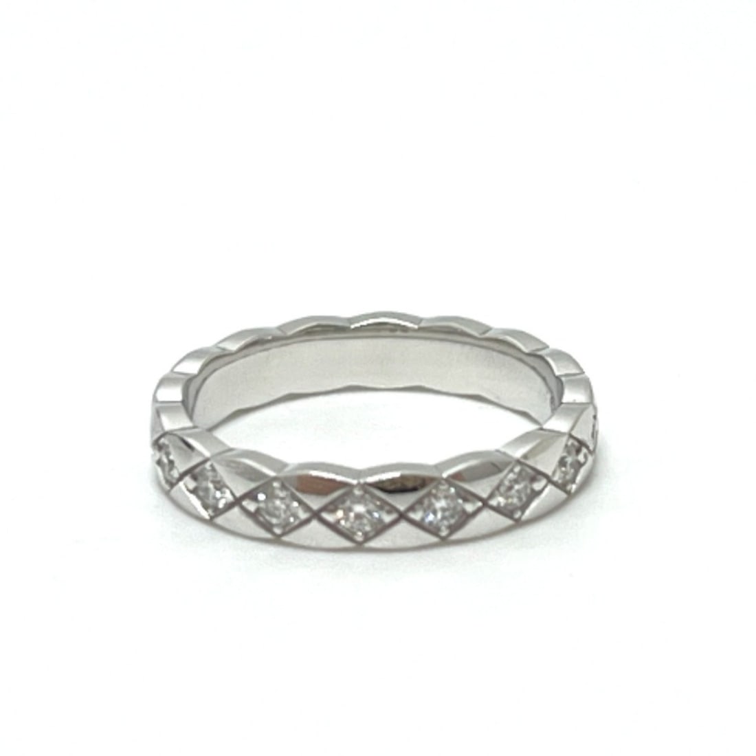 CHANEL J11871 Coco Crush Full Diamond Ring, 18K White Gold, Women's, Silver, Like New: --- Catalog ---Category: SizeUS Size: 4.5Brand Size: 48Category: DesignType: Band ringColor: White goldStone: DiamondGender: WomenMaterial: White gold (18K)Category: GeneralMPN: J11871Brand: Chanel---