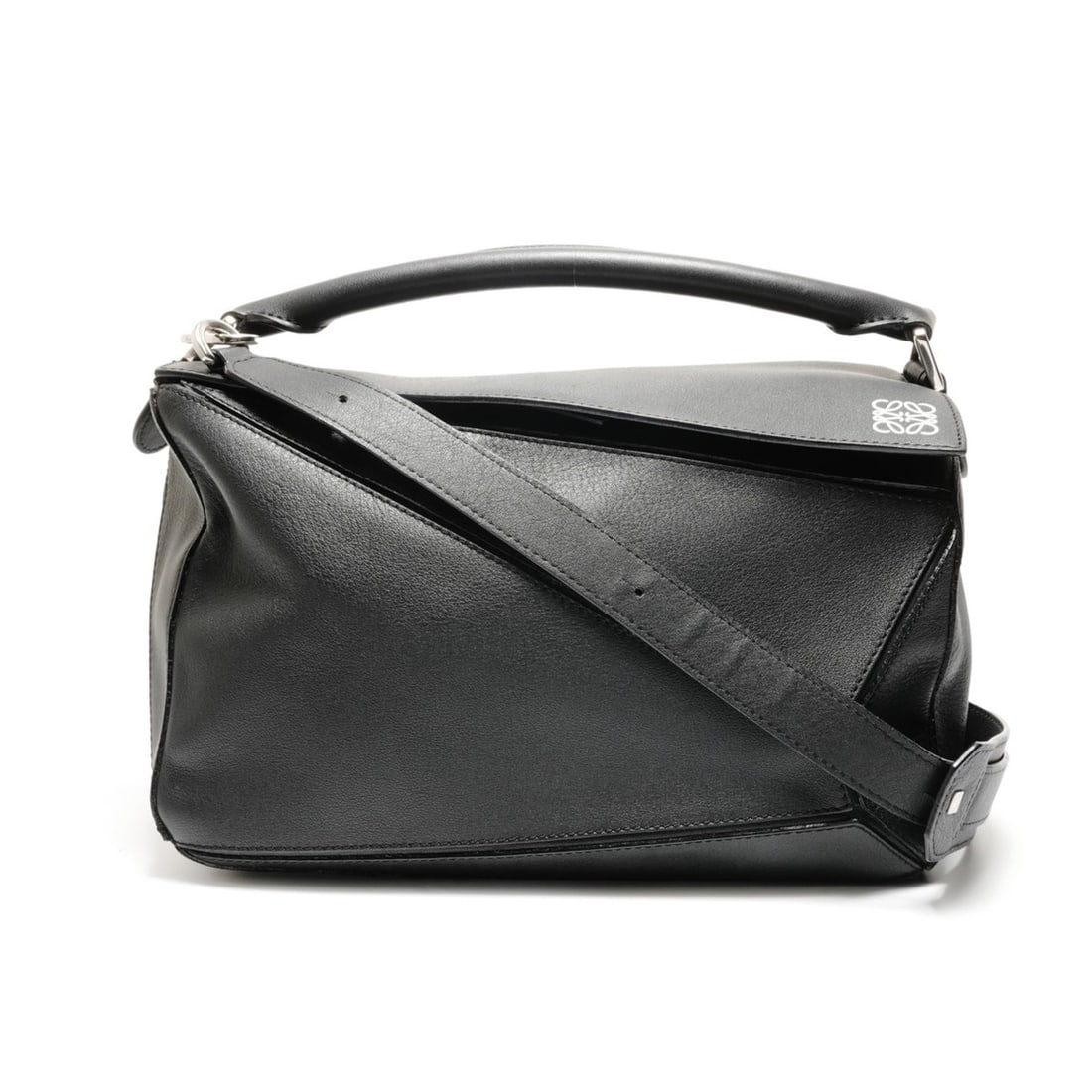 LOEWE Puzzle Leather Medium Shoulder Bag, Black, WS26286: --- Catalog ---Category: SizeSize (HxWxD): 18cm x 29cm x 12cm / 7.08'' x 11.41'' x 4.72''Category: DesignType: Shoulder bagColor: BlackGender: WomenCategory: GeneralBrand: LoeweCountry of Origin: Spai