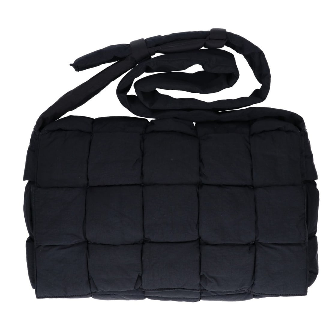 BOTTEGA VENETA 690133 Maxi Intrecciato Padded Tech Cassette Nylon Crossbody Bag in Black for Men: --- Catalog ---Category: SizeSize (HxWxD): 21cm x 36cm x 7cm / 8.26'' x 14.17'' x 2.75''Category: DesignType: Sling bagColor: BlackGender: MenMaterial: Nylon Category: GeneralBrand: Bottega Veneta---