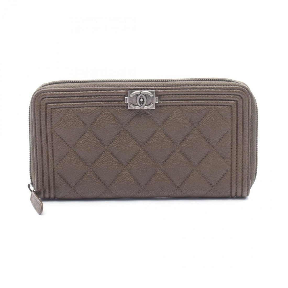 CHANEL Boy Chanel round long wallet in calfskin leather, khaki, for women: --- Catalog ---Category: SizeSize (HxWxD): 10.5cm x 19cm x 2cm / 4.13'' x 7.48'' x 0.78''Category: DesignType: Long wallet (bi-fold)Color: KhakiGender: WomenMaterial: Leather Leather/Fur Type: Calfski