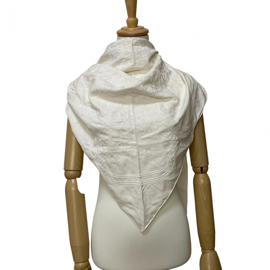 Hermes Women's Embroidered Beaded Triangle Geant Scarf: --- Catalog ---Category: SizeSize (LxW): 1.95m x 97cm / 76.77'' x 38.18''Category: DesignType: ScarfColor: WhiteGender: WomenMaterial: Silk Category: GeneralBrand: Hermes--- Item List ---Section: Cond