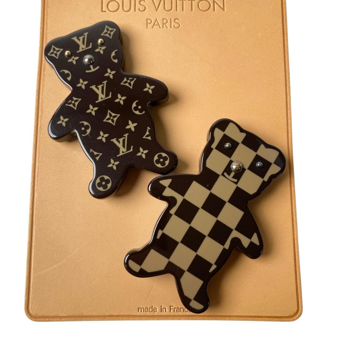 Louis Vuitton Broche Nunouls Teddy Bear Brooch M64939 FL0035 Women's: --- Catalog ---Category: SizeSize (HxWxD): 6.5cm x 4.5cm / 2.55'' x 1.77''Category: DesignType: BroochGender: WomenClarity: FLCategory: GeneralBrand: Louis Vuitton--- Item List ---Section: ConditionRa