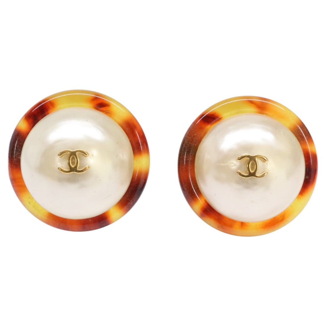 CHANEL 97P Demi-Pattern Imitation Pearl Coco Mark Round Earrings in Brown and White for Women: --- Catalog ---Category: SizeSize (HxWxD): 24.00mm x 24.00mm / 0.94'' x 0.94''Category: DesignType: Clip earringsColor: Brown, WhiteStone: Artificial pearlGender: WomenMaterial: PlasticCategory: Gener