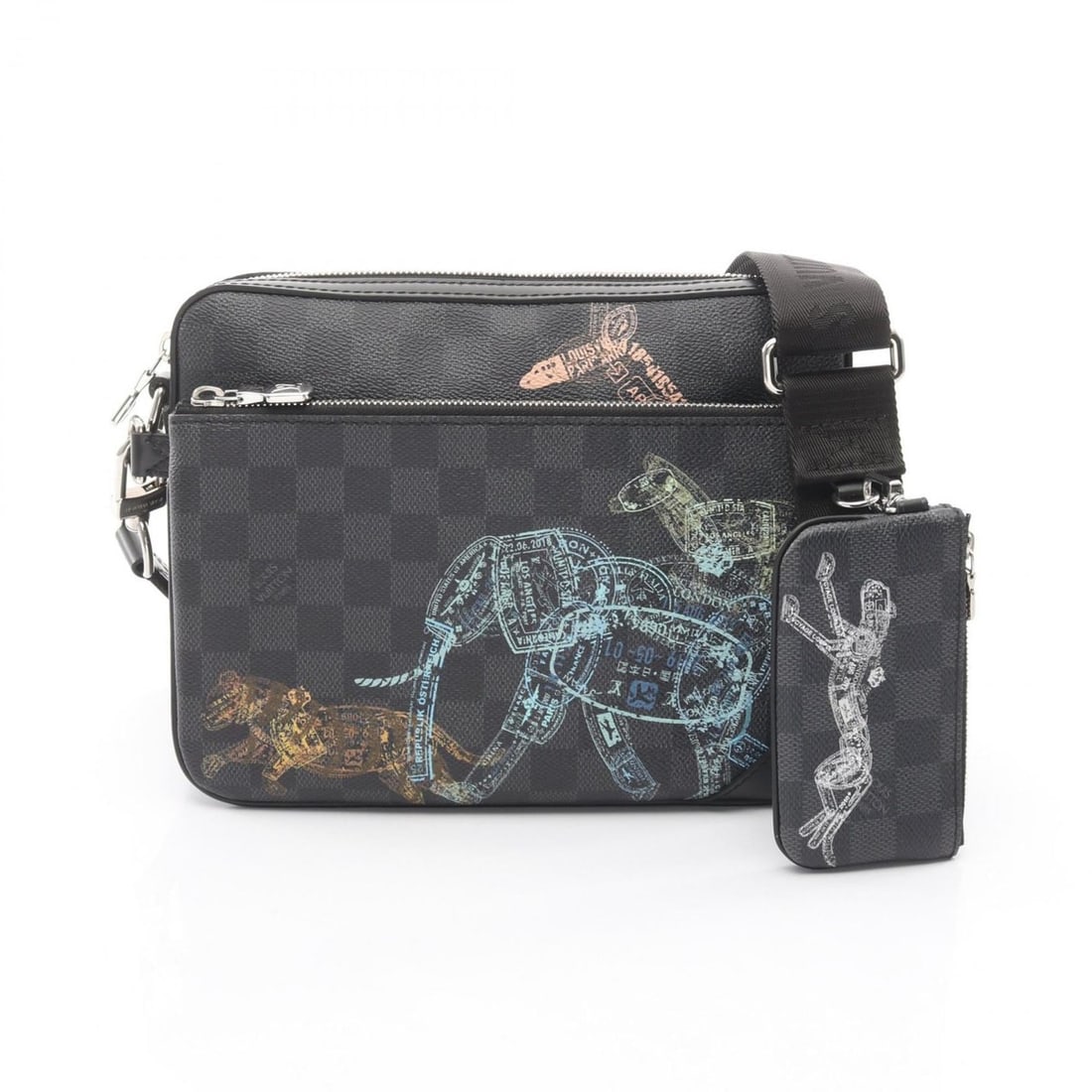 Louis Vuitton Trio Animal Print Messenger Shoulder Bag/Handbag in Coated Canvas and Leather with: --- Catalog ---Category: SizeSize (HxWxD): 18cm x 25cm x 4cm / 7.08'' x 9.84'' x 1.57''Category: DesignType: Handbag, Messenger bag, Shoulder bagColor: BlackGender: WomenMaterial: Coated canvas , Dami