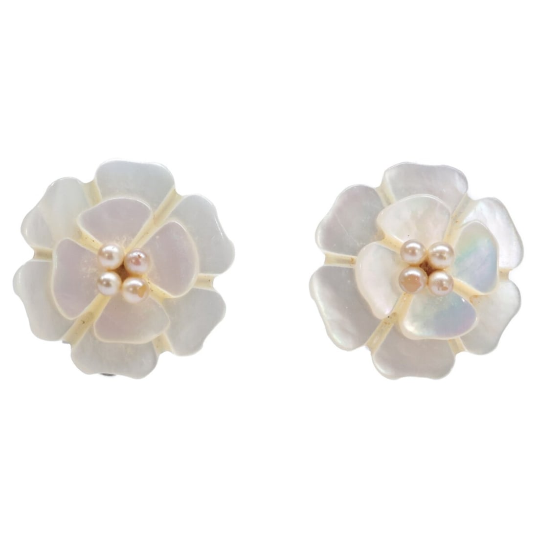 CHANEL 98A White Shell Camellia Motif Earrings in Silver for Women: --- Catalog ---Category: SizeSize (HxWxD): 16.50mm x 16.50mm / 0.65'' x 0.65''Category: DesignType: Clip earringsColor: Silver, WhiteStone: ShellGender: WomenMaterial: ShellCategory: GeneralBrand: Cha