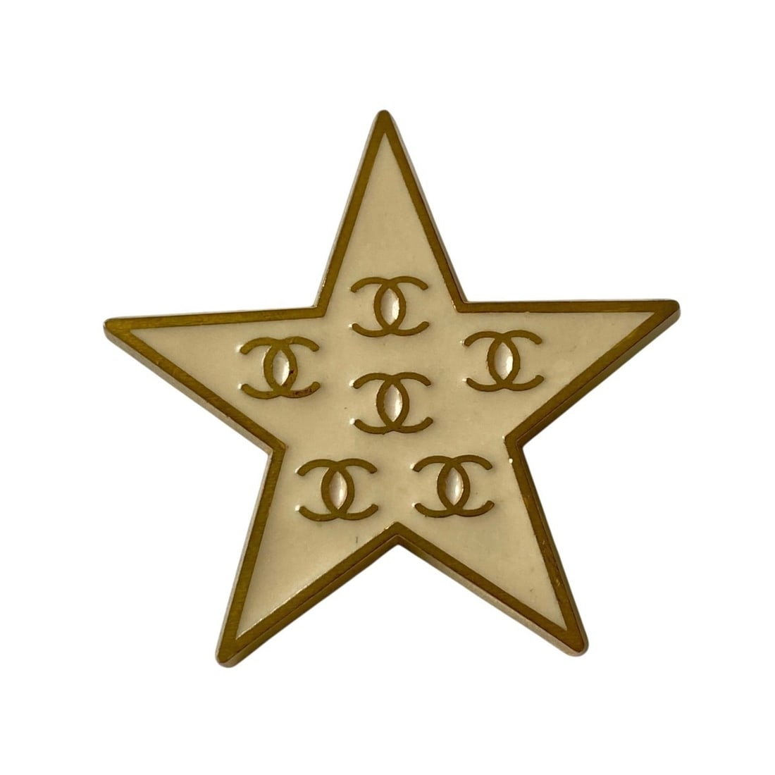 CHANEL Women's Star Motif Brooch 01P: --- Catalog ---Category: SizeSize (HxWxD): 3cm x 3.3cm / 1.18'' x 1.29''Category: DesignType: BroochColor: GoldGender: WomenMaterial: MetalCategory: GeneralBrand: Chanel--- Item List ---Section: Condi