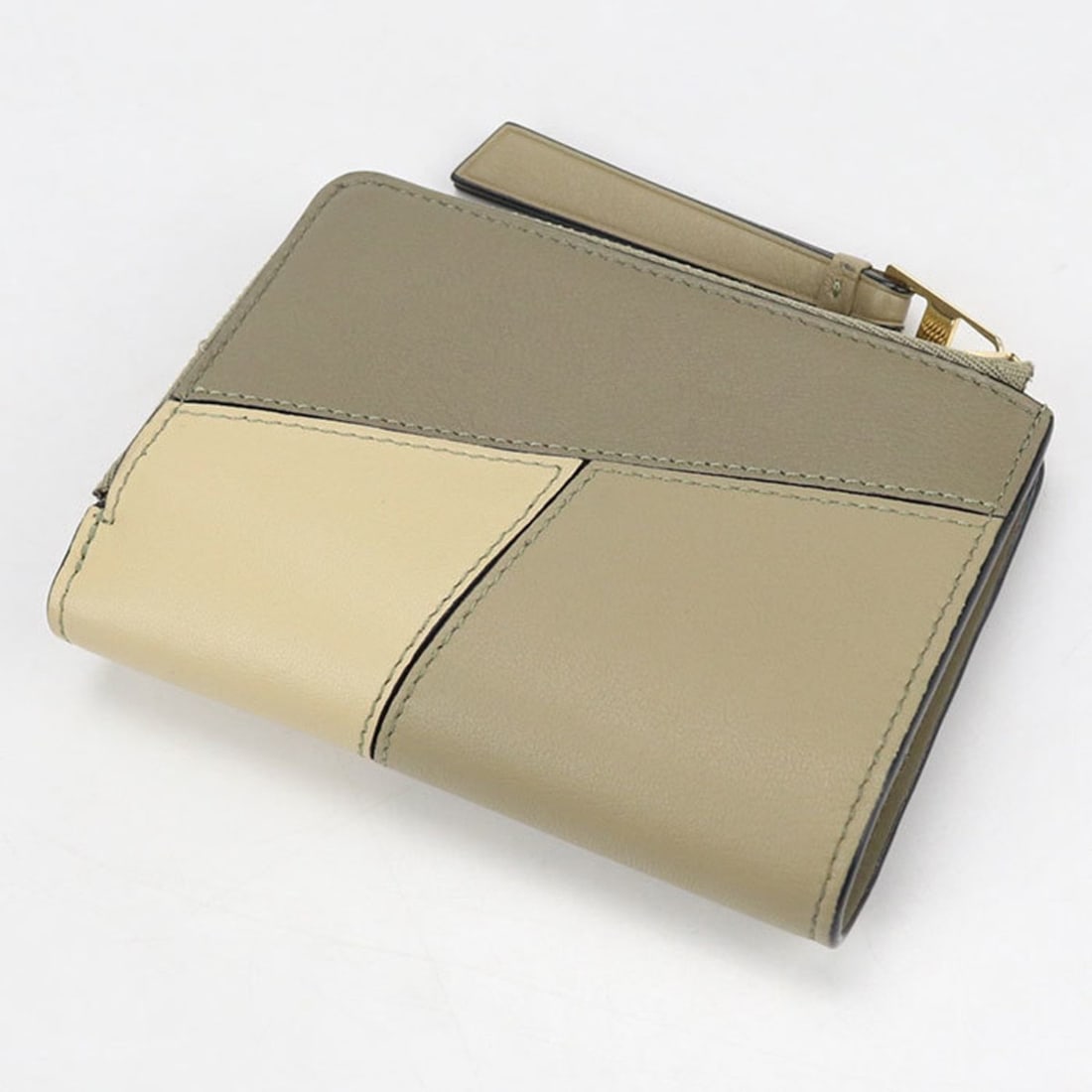 LOEWE Puzzle Bifold Wallet, Khaki, Men's and Women's: --- Catalog ---Category: SizeSize (HxWxD): 8.5cm x 12cm x 2cm / 3.34'' x 4.72'' x 0.78''Category: DesignType: Wallet (bi-fold)Color: KhakiGender: Men,WomenMaterial: Leather Leather/Fur Type: CalfskinC
