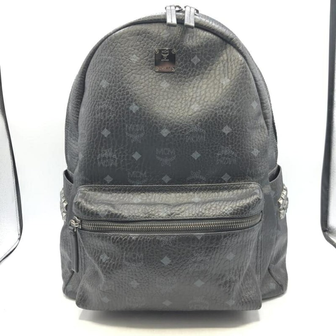 MCM Stark Side Stud Backpack in Visetos, Size M, Black (MMK6SVE38BK001): --- Catalog ---Category: SizeSize (HxWxD): 41.5cm x 32.5cm x 15cm / 16.33'' x 12.79'' x 5.9''Strap Length: 84.5cm / 33.26''Category: DesignType: BackpackColor: BlackGender: WomenCategory: GeneralLine: