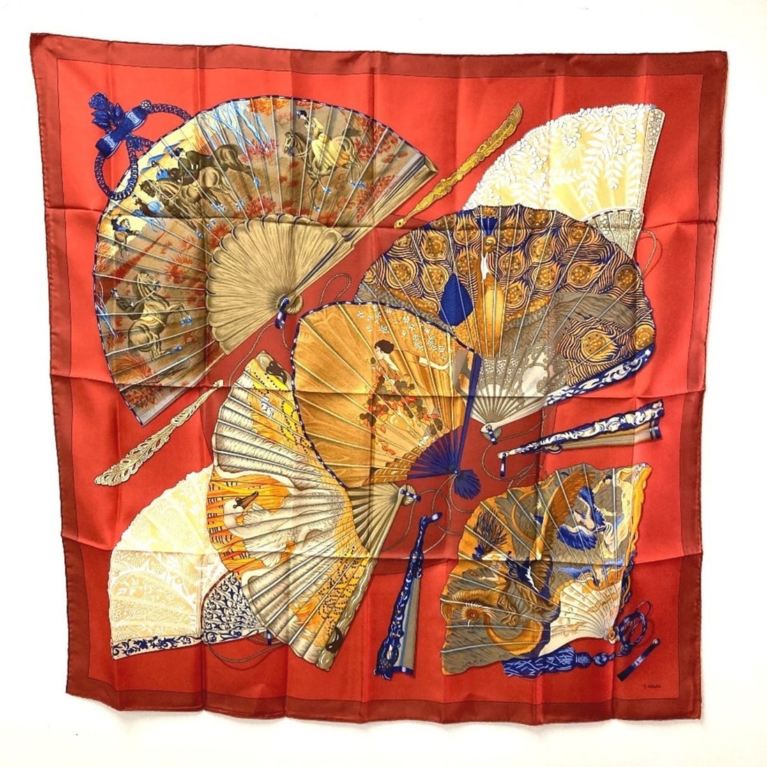 HERMES BRISE DE CHARME Japanese Pattern Folding Fan, Carré 90, Silk Scarf/Muffler, Multicolor, for: --- Catalog ---Category: SizeSize (LxW): 90cm x 90cm / 35.43'' x 35.43''Category: DesignType: ScarfColor: Multi-color, Red colorGender: Men,WomenMaterial: Silk Category: GeneralBrand: HermesCountry of