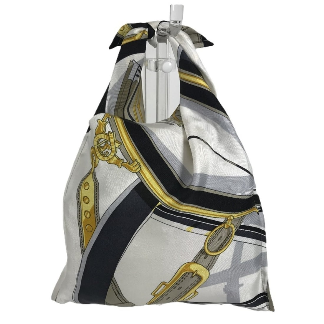 HERMES Petit H Furoshiki PM Bag/Pouch/Handbag in Silk, White, for Women: --- Catalog ---Category: SizeSize (HxWxD): 41.5cm x 23.5cm / 16.33'' x 9.25''Category: DesignType: Handbag, PouchColor: Black, WhiteGender: WomenMaterial: Silk Category: GeneralBrand: HermesCountry of