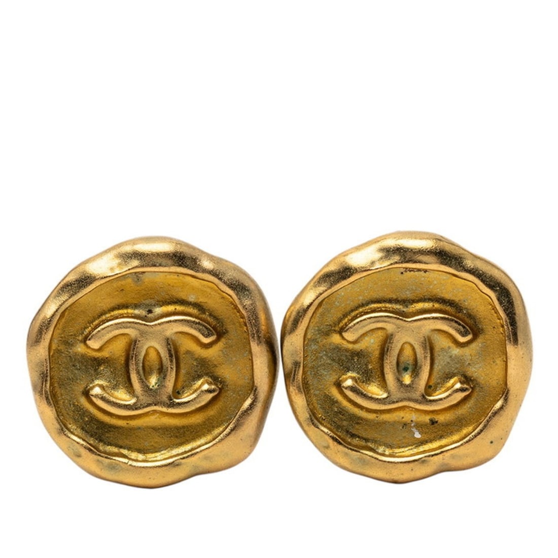 Vintage Chanel Coco Mark sealing stamp motif earrings, gold plated, for women.: --- Catalog ---Category: SizeSize (HxWxD): 25.10mm x 26.30mm / 0.99'' x 1.04''Category: DesignType: Clip earringsColor: GoldGender: WomenCategory: GeneralBrand: Chanel--- Item List ---Section: Conditi
