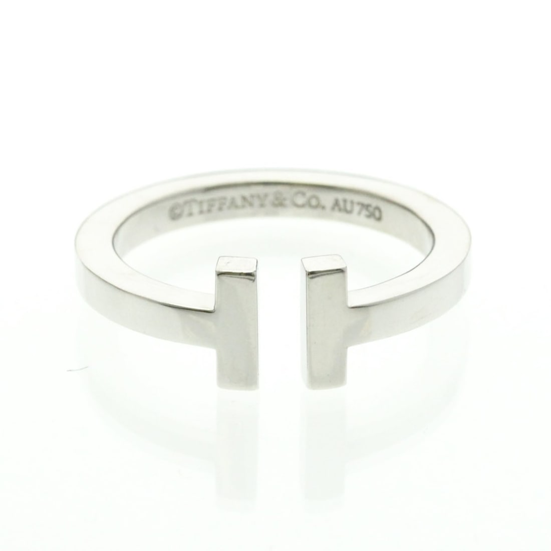 Tiffany T-Square Ring White Gold (18K) Fashion No Stone Band Ring Silver: --- Catalog ---Category: SizeWidth: 2.6mm / 0.1''Weight: 7.8g / 0.27oz.JP Size: 20US Size: 9.5Category: DesignType: Band ringColor: SilverMetal: White GoldStone: No StoneStyle: FashionGender: Men,Wome