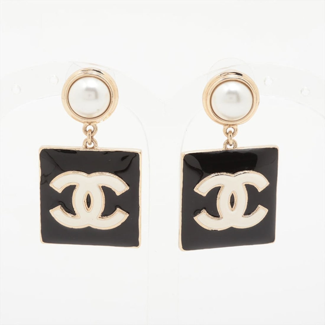 CHANEL B22A 2022 Coco Mark Drop Square Earrings, Black, WS15743: --- Catalog ---Category: DesignType: Drop earringsColor: BlackGender: WomenCategory: GeneralBrand: Chanel--- Item List ---Section: ConditionRanking: Rank A Used - A few traces of usage, some scratches