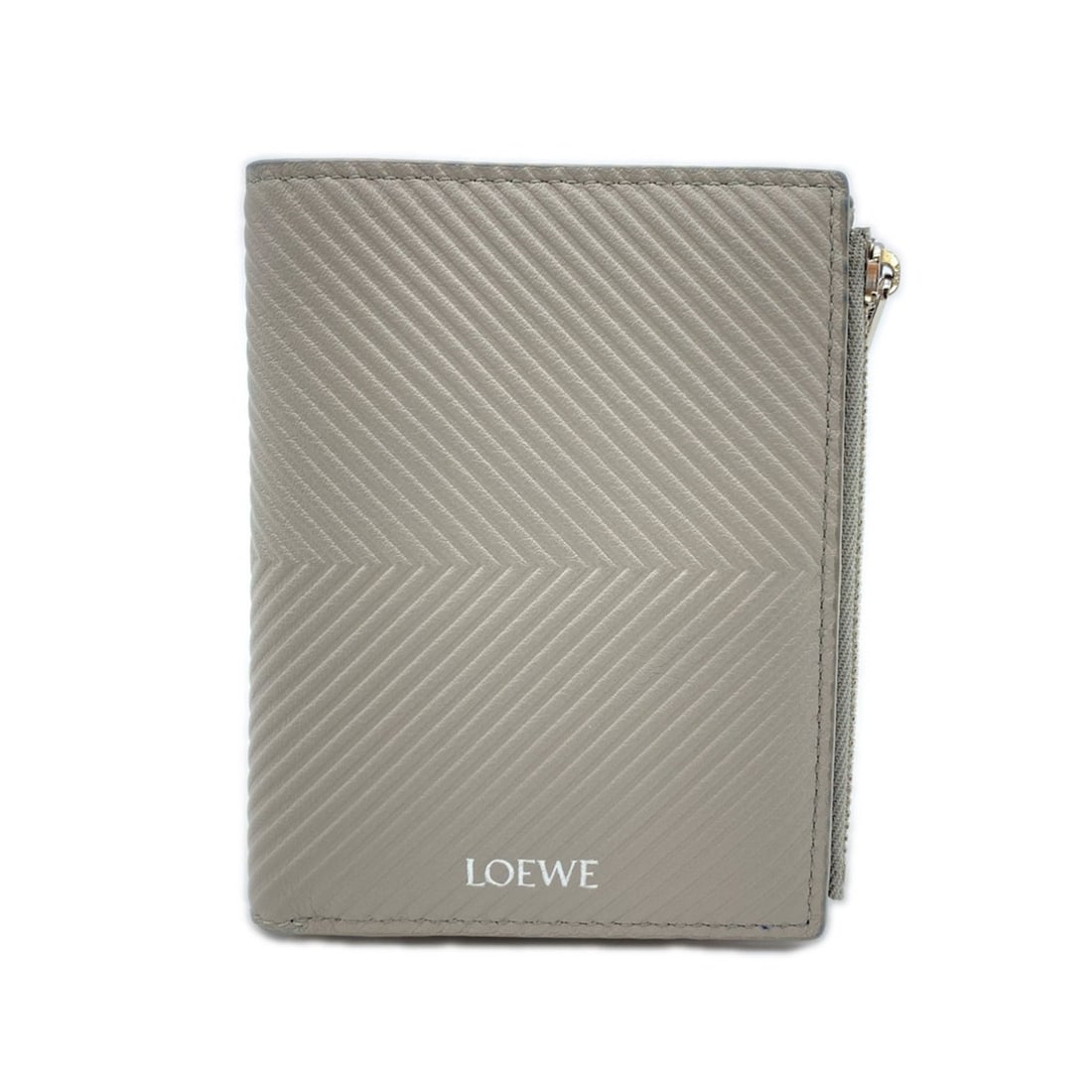 LOEWE Textured Classic Calfskin Slim Compact Wallet in Shell Gray (C779W73X01) - Women's Bifold: --- Catalog ---Category: SizeWeight: 86g / 3.03oz.Size (HxWxD): 9.3cm x 11.8cm x 1cm / 3.66'' x 4.64'' x 0.39''Category: DesignType: Wallet (bi-fold)Color: GrayGender: WomenMaterial: Leather Category:
