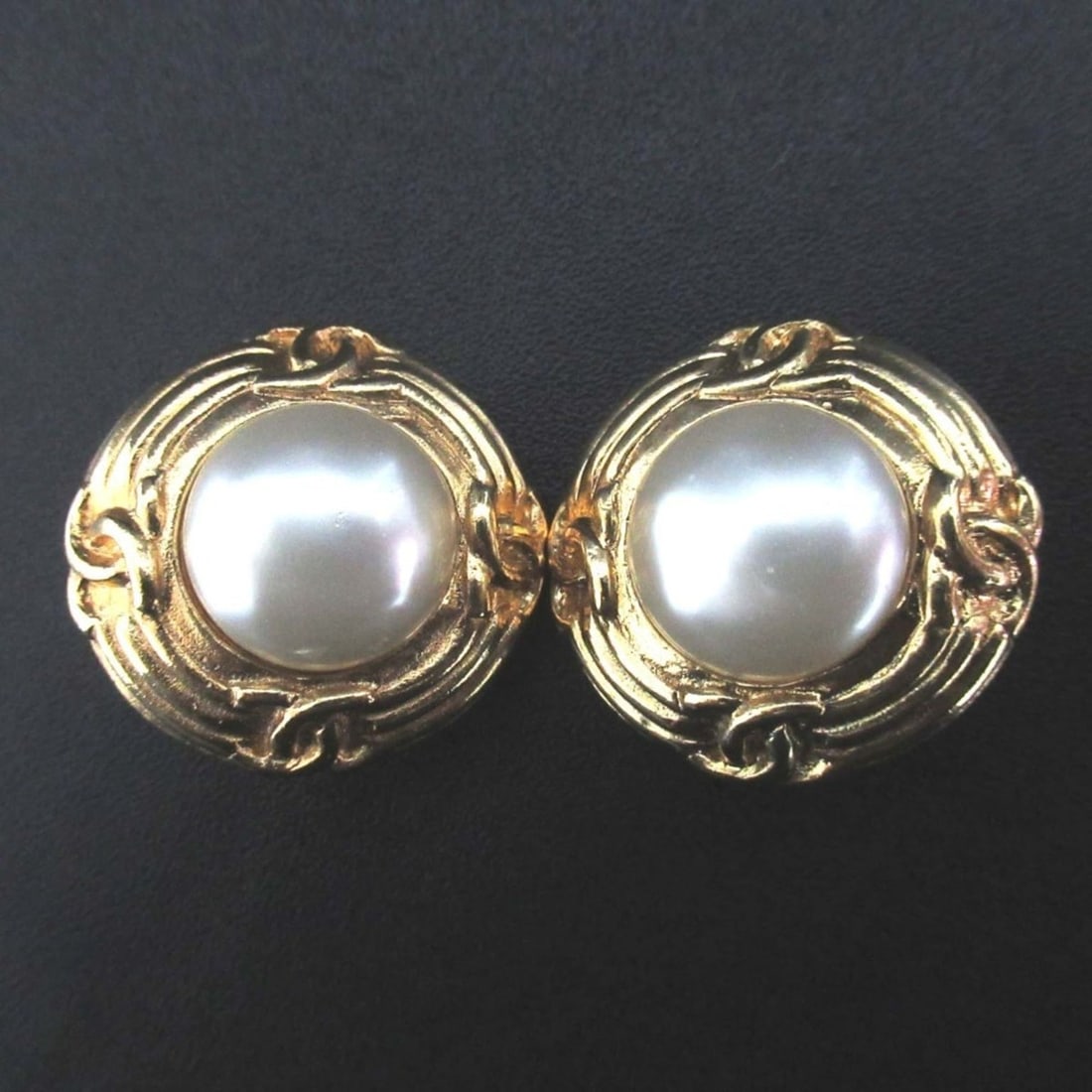 Vintage CHANEL Coco Mark Faux Pearl Circle Clip Earrings in Gold for Women: --- Catalog ---Category: SizeSize (HxWxD): 25.00mm x 27.00mm / 0.98'' x 1.06''Category: DesignType: Clip earringsColor: GoldGender: WomenCategory: GeneralBrand: Chanel--- Item List ---Section: Conditi