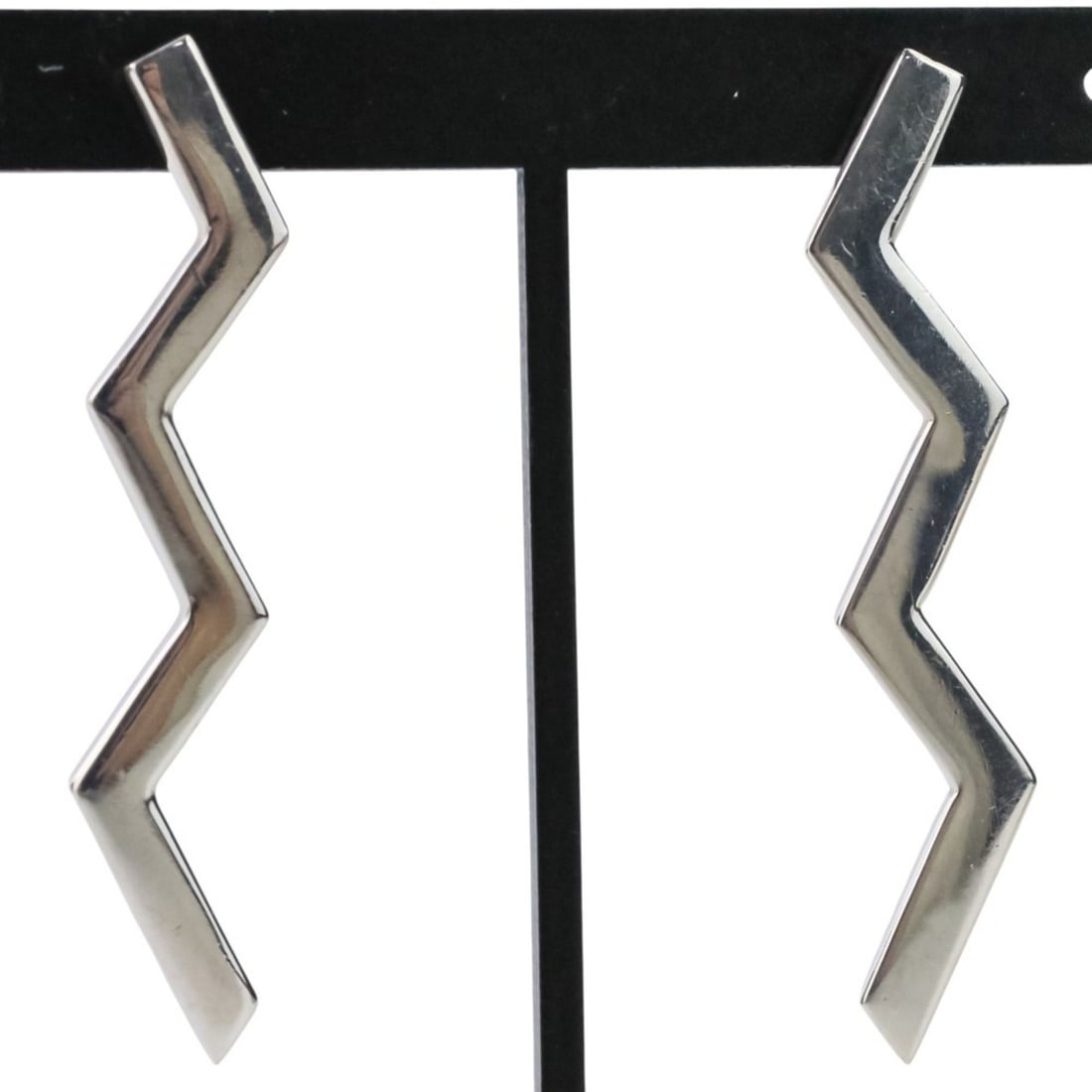 TIFFANY & Co. Tiffany Paloma Picasso Zigzag Earrings in 925 Sterling Silver for Women: --- Catalog ---Category: SizeSize (HxWxD): 45.00mm x 10.00mm / 1.77'' x 0.39''Category: DesignType: Stud earringsColor: SilverGender: WomenCategory: GeneralBrand: Tiffany--- Item List ---Section: Cond