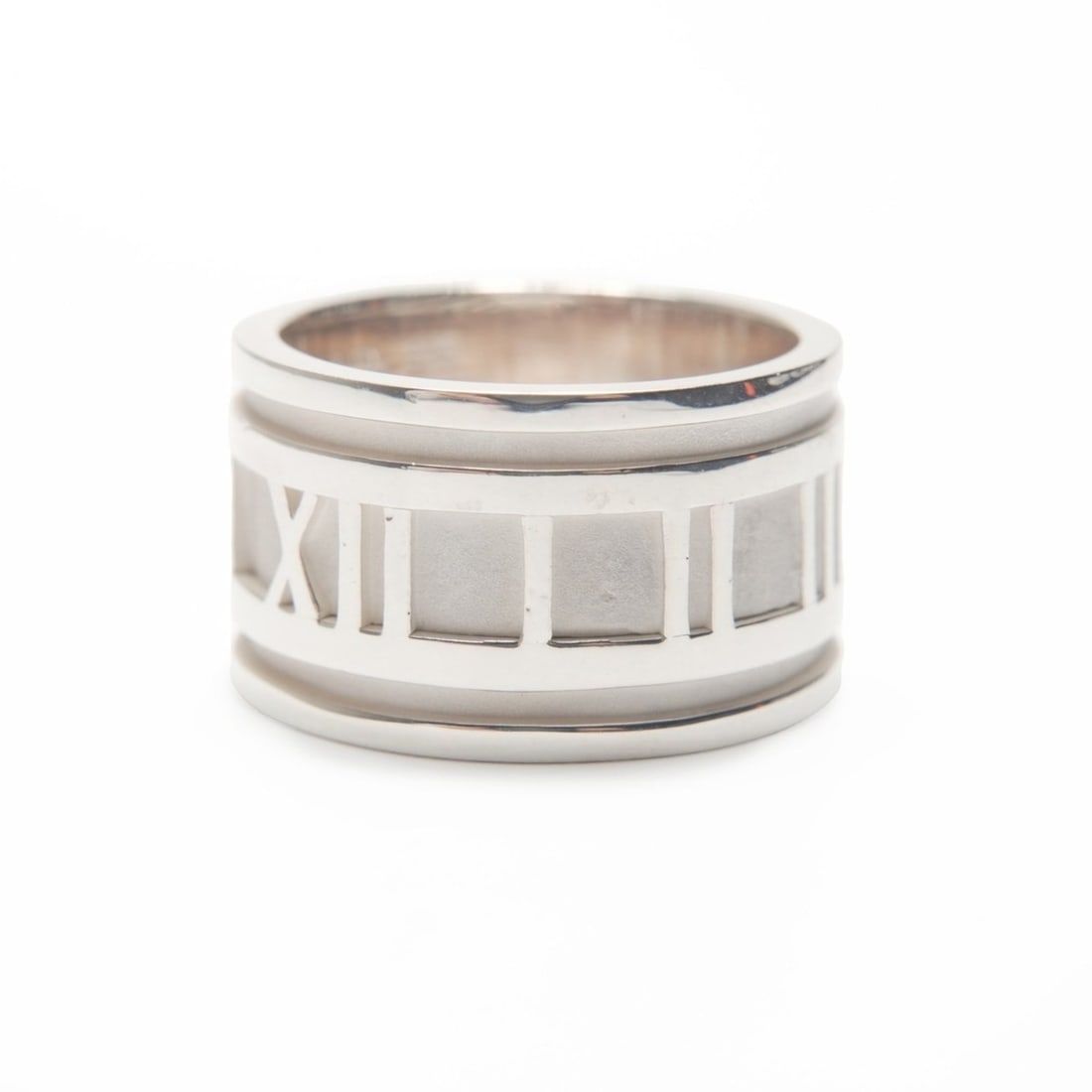 Tiffany & Co. 925 #12 Atlas Ring, Silver, WS24015: --- Catalog ---Category: SizeJP Size: 9.5US Size: 5Category: DesignType: Band ringColor: SilverGender: WomenCategory: GeneralBrand: TiffanyCountry of Origin: USA--- Item List ---Section: ConditionRank