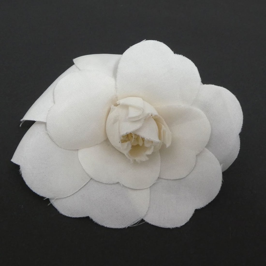 CHANEL Camellia Brooch Corsage Textile White Women's Free Shipping h32002a: --- Catalog ---Category: SizeSize (HxWxD): 7.5cm x 7.5cm / 2.95'' x 2.95''Category: DesignType: CorsageColor: WhiteGender: WomenMaterial: TextileCategory: GeneralBrand: ChanelCountry of Origin: France