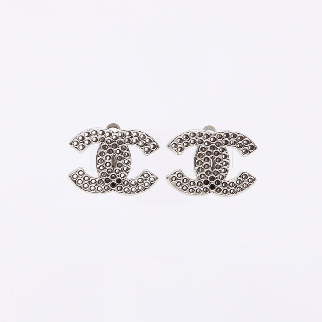 CHANEL Coco Mark Punching Earrings, 2003, Silver, WS12304: --- Catalog ---Category: SizeSize (HxWxD): 15.00mm x 22.00mm / 0.59'' x 0.87''Category: DesignType: Clip earringsColor: SilverCategory: GeneralBrand: Chanel--- Item List ---Section: ConditionRanking: