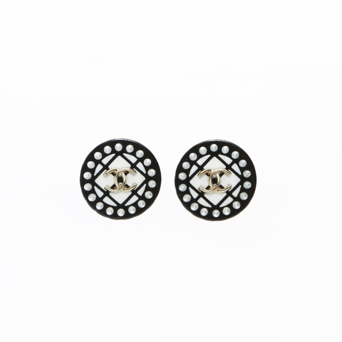 CHANEL D19C 2019 Coco Mark Round Earrings, Black, WS26556: --- Catalog ---Category: SizeDiameter: 13mm / 0.51''Category: DesignType: Stud earringsColor: BlackGender: WomenCategory: GeneralBrand: Chanel--- Item List ---Section: ConditionRanking: Rank A Used -
