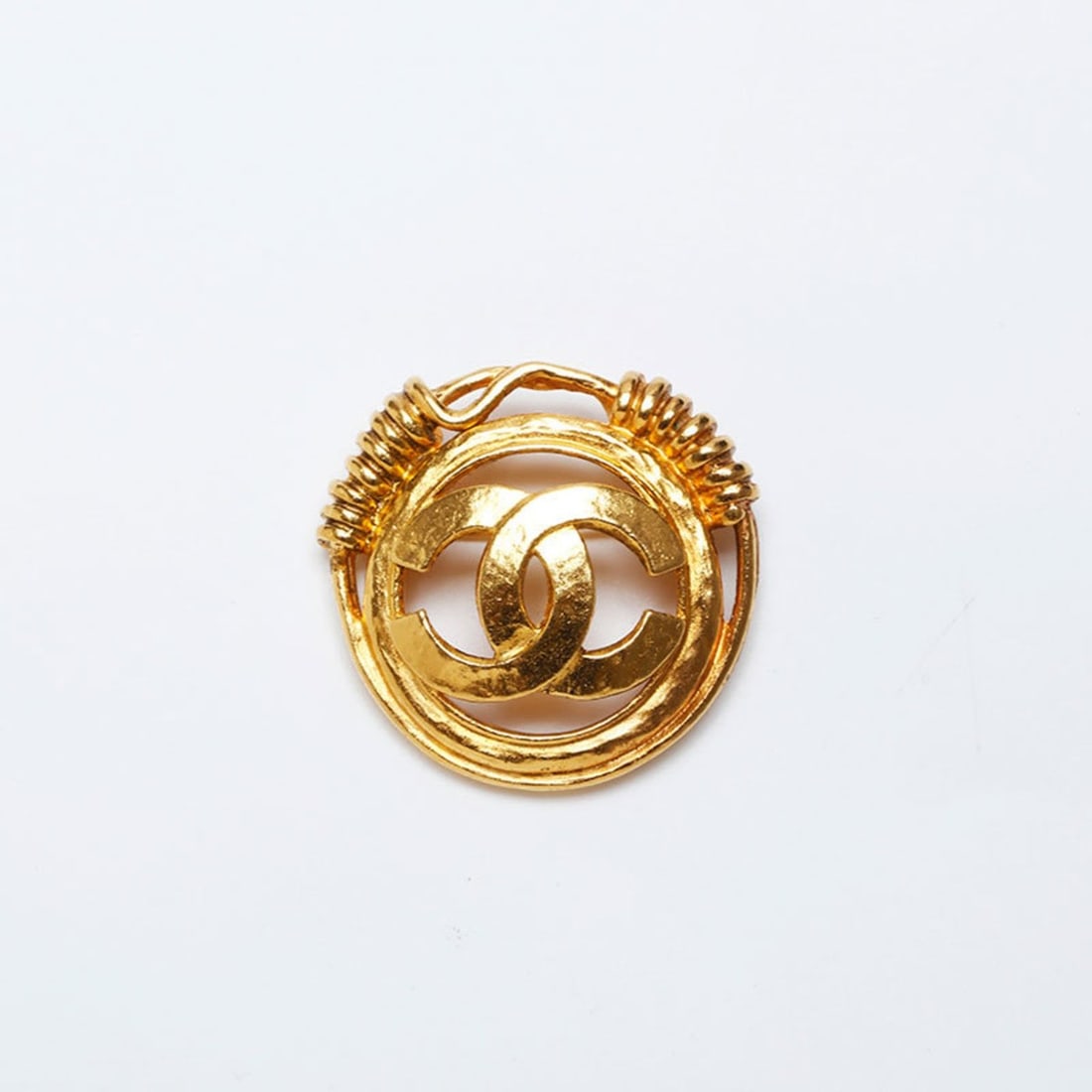 CHANEL 94P Coco Mark Brooch Gold WS10047: --- Catalog ---Category: SizeSize (HxWxD): 4.3cm x 4.3cm / 1.69'' x 1.69''Category: DesignType: BroochColor: GoldGender: WomenCategory: GeneralBrand: Chanel--- Item List ---Section: ConditionRanking: