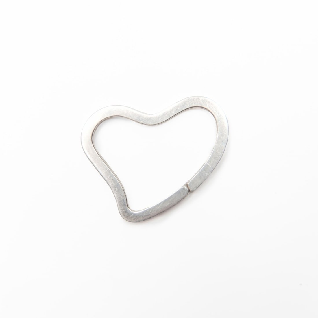 Tiffany & Co. 925 Open Heart Key Ring, Silver, WS23987: --- Catalog ---Category: SizeSize (HxWxD): 3.3cm x 3.5cm / 1.29'' x 1.37''Category: DesignType: KeyringColor: SilverGender: WomenCategory: GeneralBrand: TiffanyCountry of Origin: USA--- Item List ---S