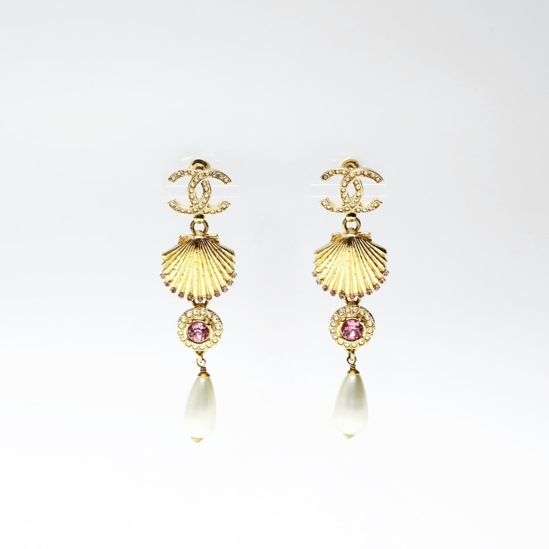 CHANEL Shell, Pearl, and Rhinestone Drop Earrings, Gold, A23C 2023, WS25248: --- Catalog ---Category: SizeSize (HxWxD): 65.00mm x 16.00mm / 2.56'' x 0.63''Category: DesignType: Drop earringsColor: GoldStone: Pearl, RhinestoneGender: WomenCategory: GeneralBrand: Chanel--- Item