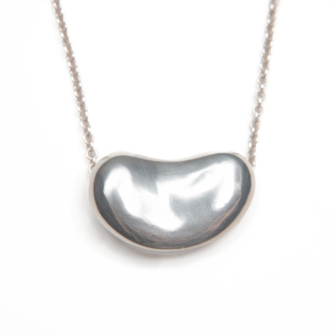 Tiffany & Co. Bean Design 925 Silver Necklace WS23979: --- Catalog ---Category: SizePendant Size: 11mm x 20mm / 0.43'' x 0.78''Neck Circumference: 38 cm / 14.96''Category: DesignColor: SilverGender: WomenMaterial: Silver 925Necklace Type: NecklaceCategory