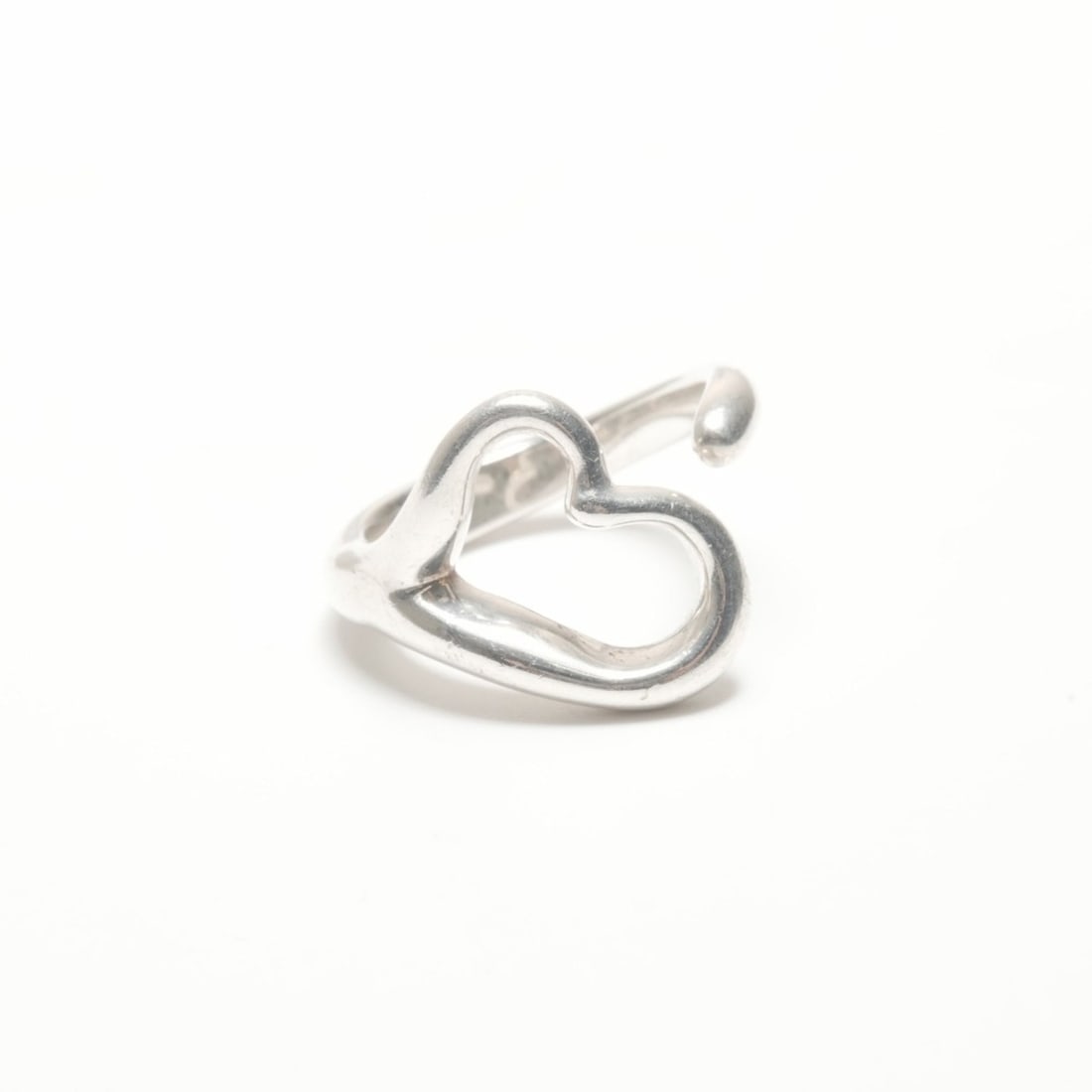 Tiffany & Co. Open Heart 925 #8 Silver Ring WS24325: --- Catalog ---Category: SizeJP Size: 8US Size: 4.5Category: DesignType: Band ringColor: SilverGender: WomenMaterial: Silver 925Category: GeneralLine: Open HeartBrand: Tiffany--- Item List ---Section:
