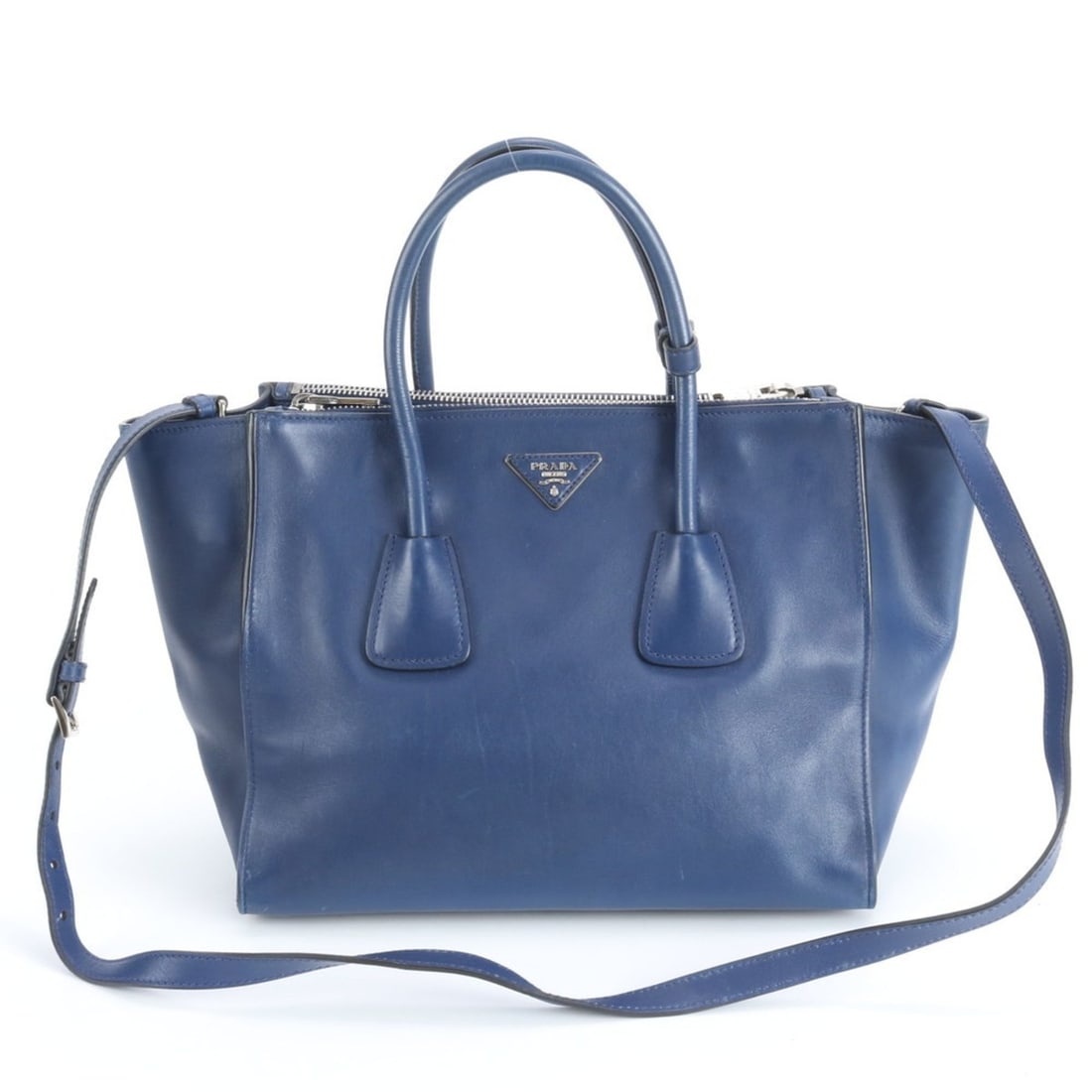 Prada Twin Pocket Triangle Logo Leather Shoulder Bag Tote for Women: --- Catalog ---Category: SizeSize (HxWxD): 25cm x 31cm x 20cm / 9.84'' x 12.2'' x 7.87''Category: DesignType: Shoulder bag, Tote bagColor: BlueGender: WomenMaterial: Leather Category: GeneralBrand: Pr