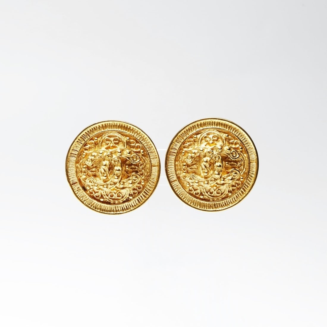 CHANEL 94A 1994 Coco Mark Earrings Gold WS25243: --- Catalog ---Category: SizeDiameter: 30mm / 1.18''Category: DesignType: Clip earringsColor: GoldGender: WomenCategory: GeneralBrand: Chanel--- Item List ---Section: ConditionRanking: Rank A Used - A