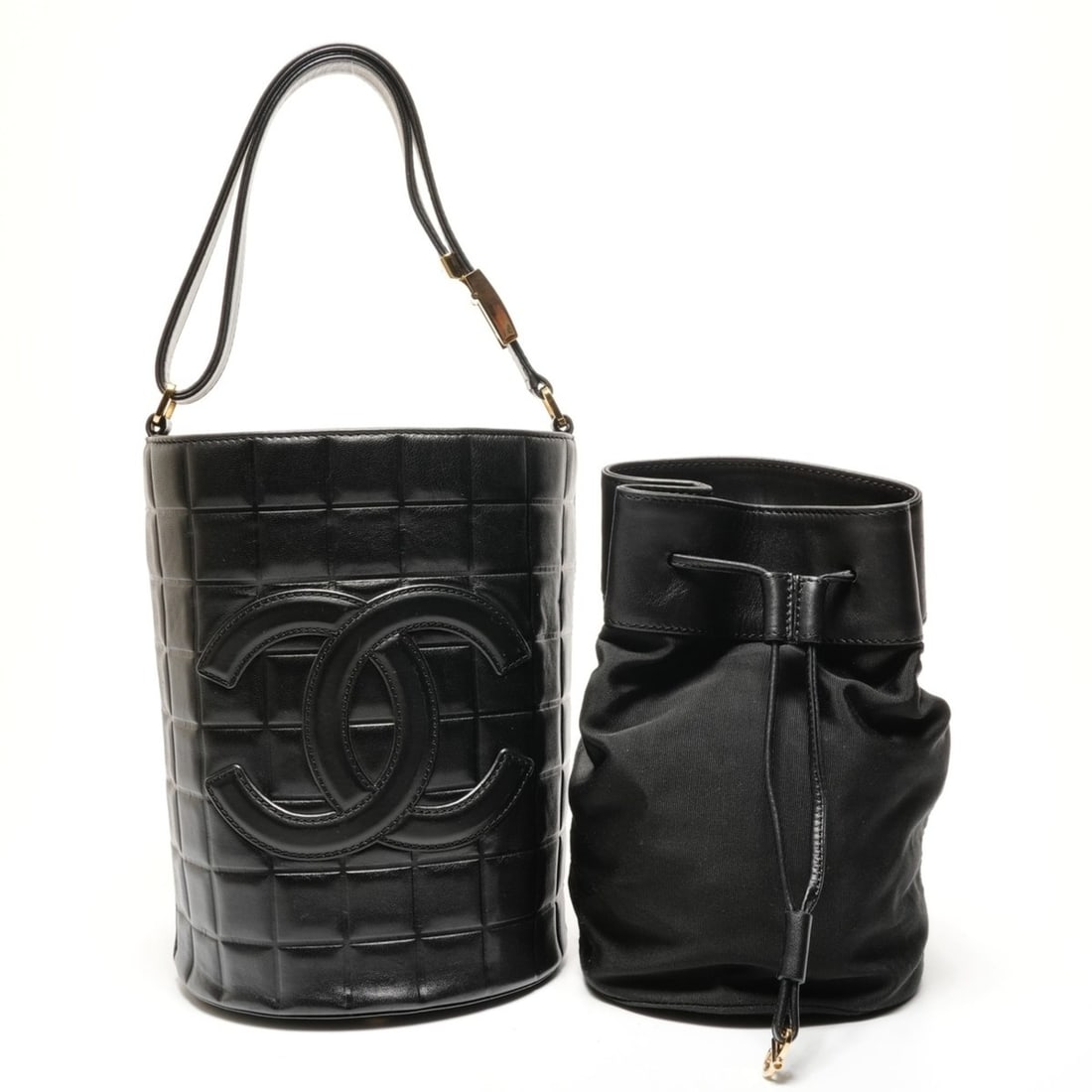 CHANEL Lambskin Chocobar Shoulder Bag, Black, WS26441: --- Catalog ---Category: SizeSize (HxWxD): 21cm x 15cm x 15cm / 8.26'' x 5.9'' x 5.9''Strap Length: 36cm - 60cm / 14.17'' - 23.62''Category: DesignType: Shoulder bagColor: BlackGender: WomenMaterial: