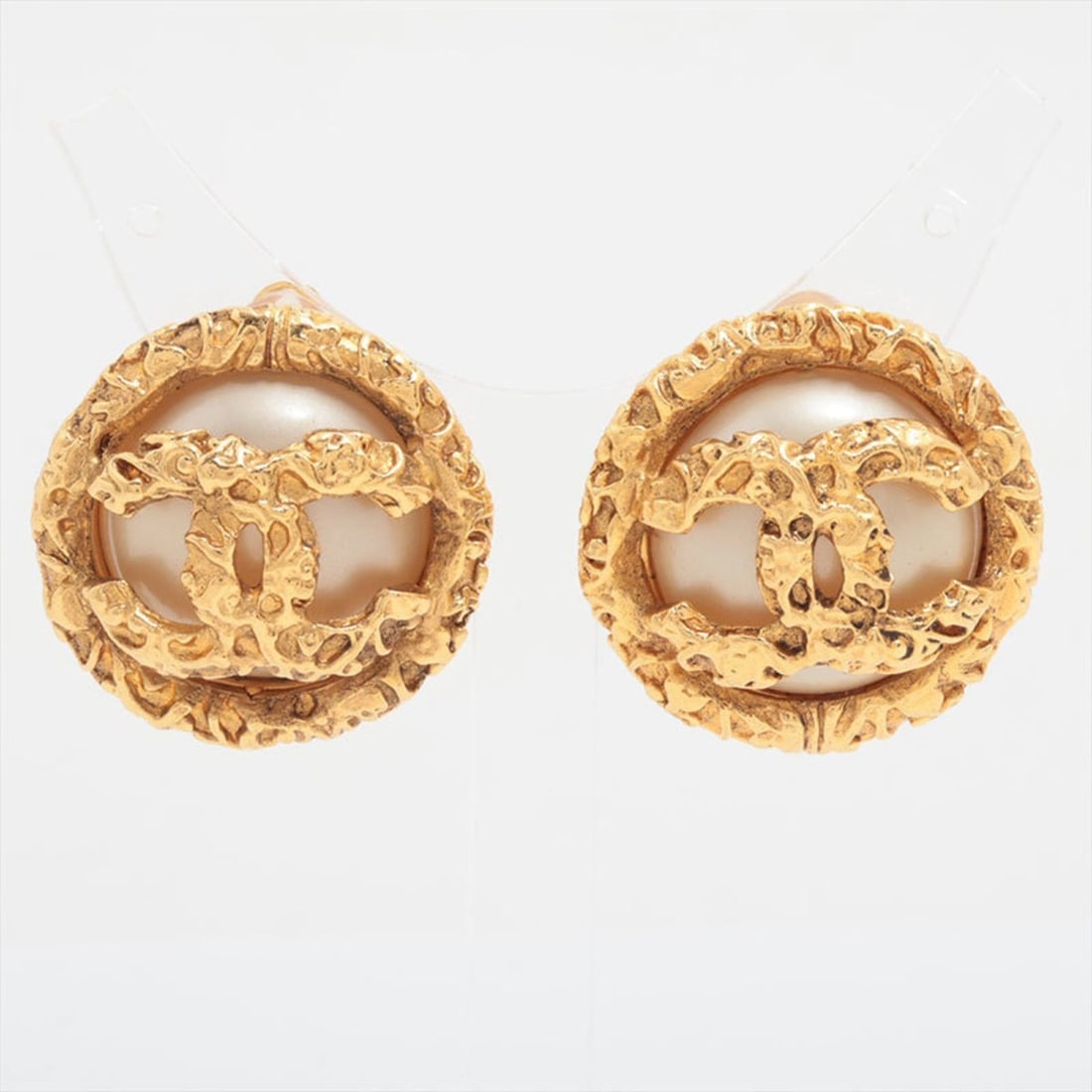 CHANEL 93P Pearl Coco Mark Earrings Gold WS15800: --- Catalog ---Category: SizeDiameter: 25mm / 0.98''Category: DesignType: Clip earringsColor: GoldGender: WomenCategory: GeneralBrand: Chanel--- Item List ---Section: ConditionRanking: Rank A Used - A