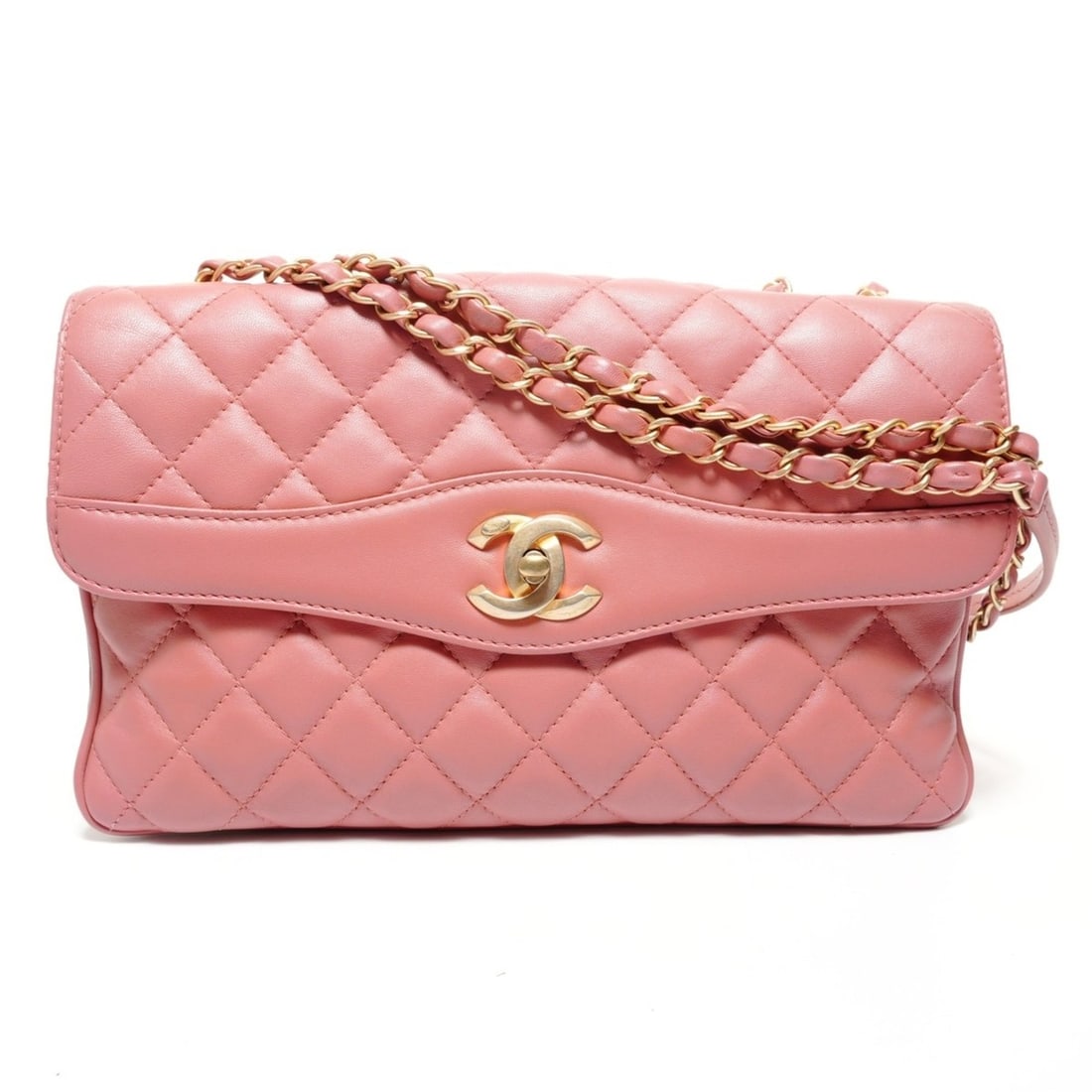 CHANEL Matelasse Chain Daily Companion 2 2018 Shoulder Bag, Pink, WS27377: --- Catalog ---Category: SizeSize (HxWxD): 17.5cm x 28cm x 6cm / 6.88'' x 11.02'' x 2.36''Category: DesignType: Shoulder bagColor: PinkGender: WomenCategory: GeneralBrand: ChanelCountry of Origin: Fra