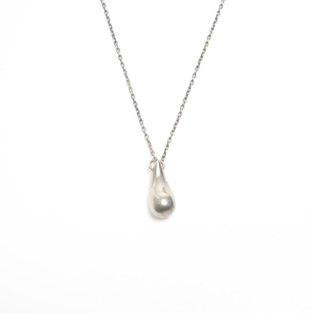 Tiffany & Co. Teardrop 925 Sterling Silver Necklace WS24559: --- Catalog ---Category: SizePendant Size: 12mm x 5mm / 0.47'' x 0.19''Neck Circumference: 42 cm / 16.53''Category: DesignColor: SilverGender: WomenNecklace Type: NecklaceCategory: GeneralBrand: Tiffa
