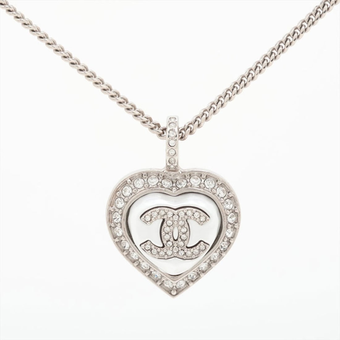 CHANEL B23B 2023 Coco Mark Pearl Heart Rhinestone Necklace in Silver WS15739: --- Catalog ---Category: SizePendant Size: 25mm x 18mm / 0.98'' x 0.7''Neck Circumference: 60.8 cm / 23.93''Category: DesignColor: SilverGender: WomenMaterial: RhinestoneNecklace Type: NecklaceCategor