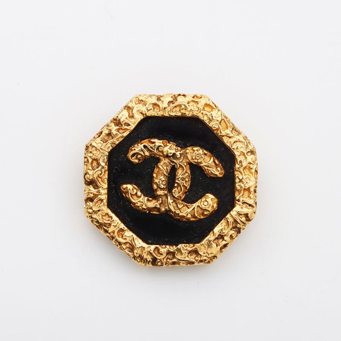 CHANEL 95A Magma Coco Mark 1995s Brooch Gold WS11748: --- Catalog ---Category: SizeSize (HxWxD): 3.8cm x 4cm / 1.49'' x 1.57''Category: DesignType: BroochColor: GoldGender: WomenCategory: GeneralBrand: Chanel--- Item List ---Section: ConditionRanking: Ra