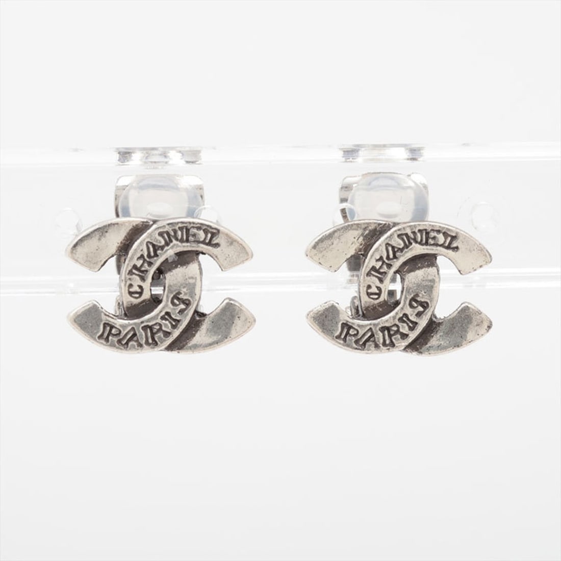 CHANEL 99C 1999 Coco Mark Earrings, Silver, WS15742: --- Catalog ---Category: SizeSize (HxWxD): 10.00mm x 15.00mm / 0.39'' x 0.59''Category: DesignType: Clip earringsColor: SilverGender: WomenCategory: GeneralBrand: Chanel--- Item List ---Section: Condi