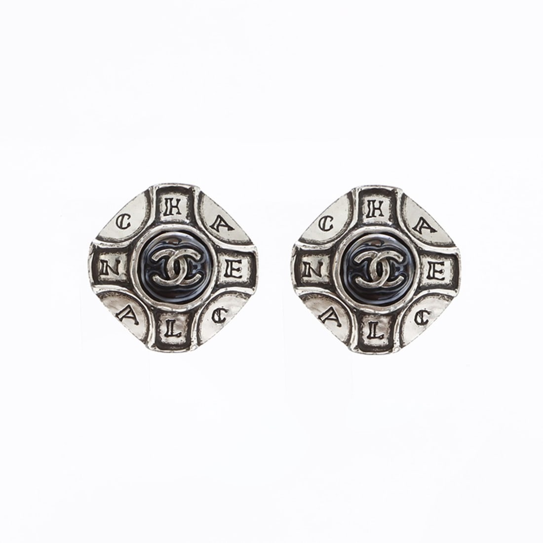 CHANEL 99A Coco Mark Large Earrings, Silver, WS7986: --- Catalog ---Category: SizeSize (HxWxD): 30.00mm x 30.00mm / 1.18'' x 1.18''Category: DesignType: Clip earringsColor: SilverGender: WomenCategory: GeneralBrand: Chanel--- Item List ---Section: Condi