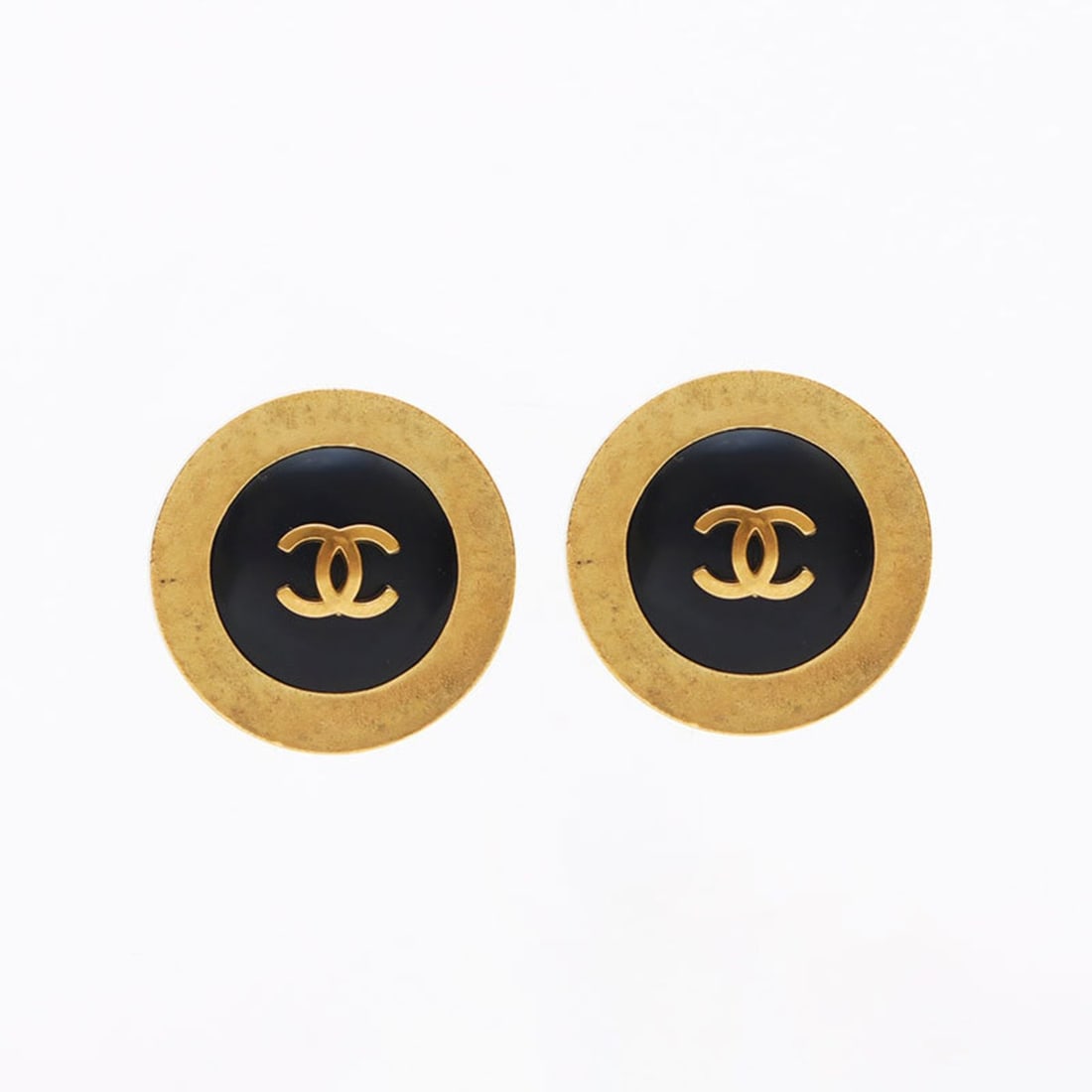 CHANEL 94P Round Coco Mark Earrings in Gold and Black (WS11380): --- Catalog ---Category: DesignType: Clip earringsColor: Black, GoldGender: WomenCategory: GeneralBrand: Chanel--- Item List ---Section: ConditionRanking: Rank A Used - A few traces of usage, some scr