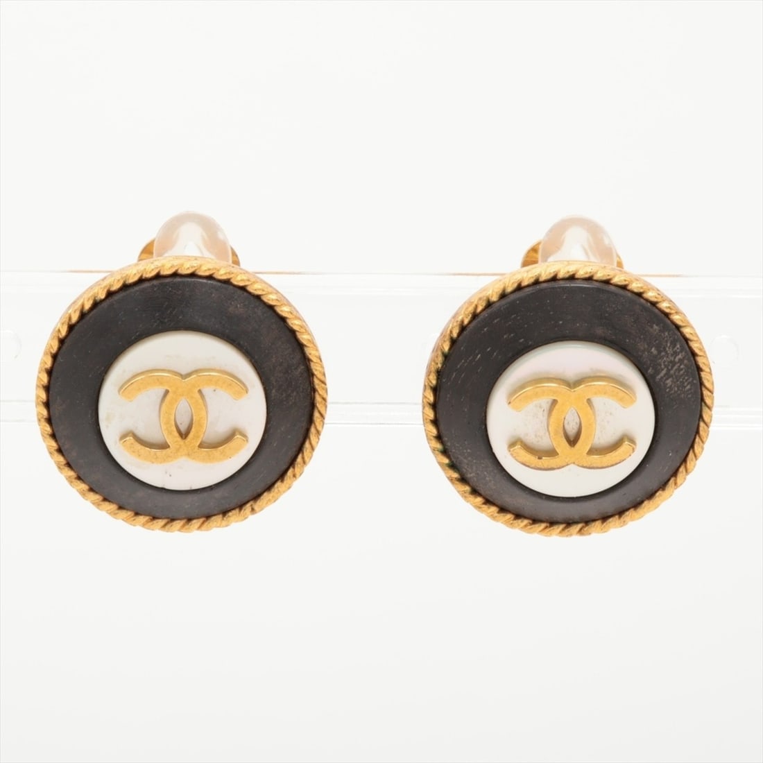 CHANEL 95P 1995 Coco Mark Round Earrings Black WS15992: --- Catalog ---Category: SizeSize (HxWxD): 24.00mm x 24.00mm / 0.94'' x 0.94''Category: DesignType: Clip earringsColor: BlackGender: WomenCategory: GeneralBrand: Chanel--- Item List ---Section: Condit