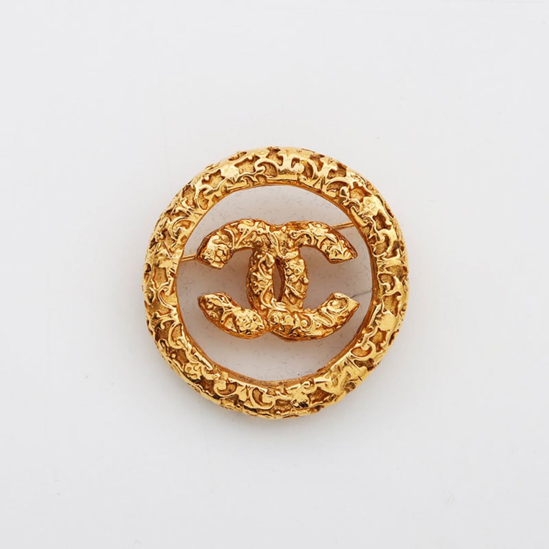 CHANEL 95A Magma Coco Mark Round Brooch, Gold, 1995, WS11589: --- Catalog ---Category: SizeSize (HxWxD): 4cm x 3.7cm / 1.57'' x 1.45''Category: DesignType: BroochColor: GoldGender: WomenCategory: GeneralBrand: Chanel--- Item List ---Section: ConditionRanking: Ra