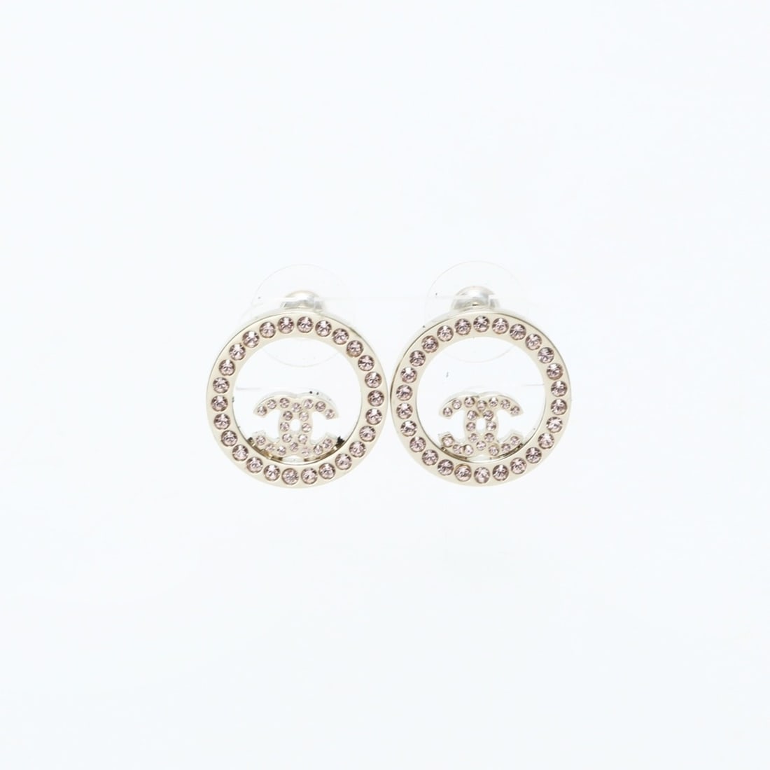 CHANEL B17S 2017 Coco Mark Rhinestone Earrings Gold WS23256: --- Catalog ---Category: SizeSize (HxWxD): 20.00mm x 20.00mm / 0.79'' x 0.79''Category: DesignType: Stud earringsColor: GoldStone: RhinestoneGender: WomenCategory: GeneralBrand: Chanel--- Item List --